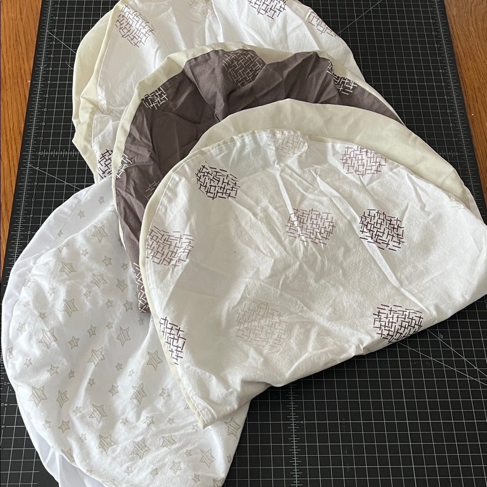 Bundle of four bassinet sheets 4moms, works with Mamaroo see pics